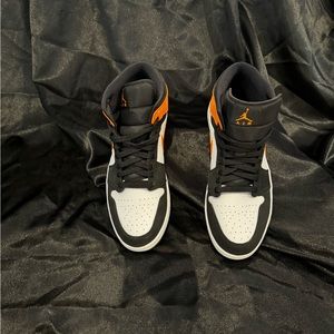 Jordan 1 Mid
Shattered Backboard